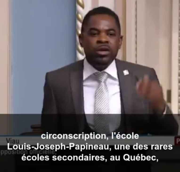 Mars 2019 - Consultations PL12 - Frantz Benjamin, Député de Viau présente au Ministre le dossier de Louis-Jo